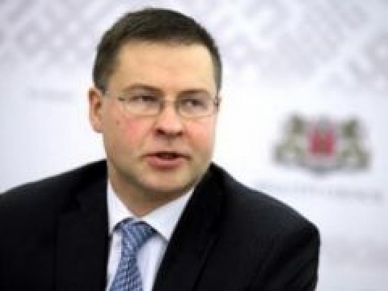 Dombrovskis: ES pirmos 600 miljonus eiro Ukrainai varētu izmaksāt jau šī gada vidū