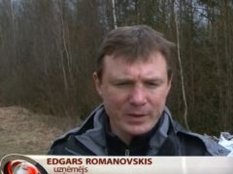 Kārsavas novada Mežvidos sakopj vidi un stāda kokus