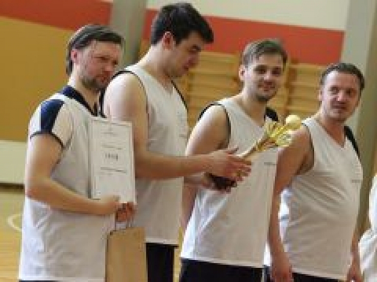 Mākslas mēneša zibensturnīrā basketbolā uzvar Valmieras teātris