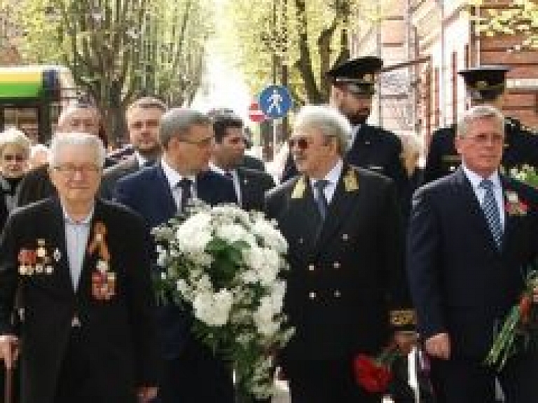 Daugavpils iedzīvotāji godina fašisma upuru piemiņu