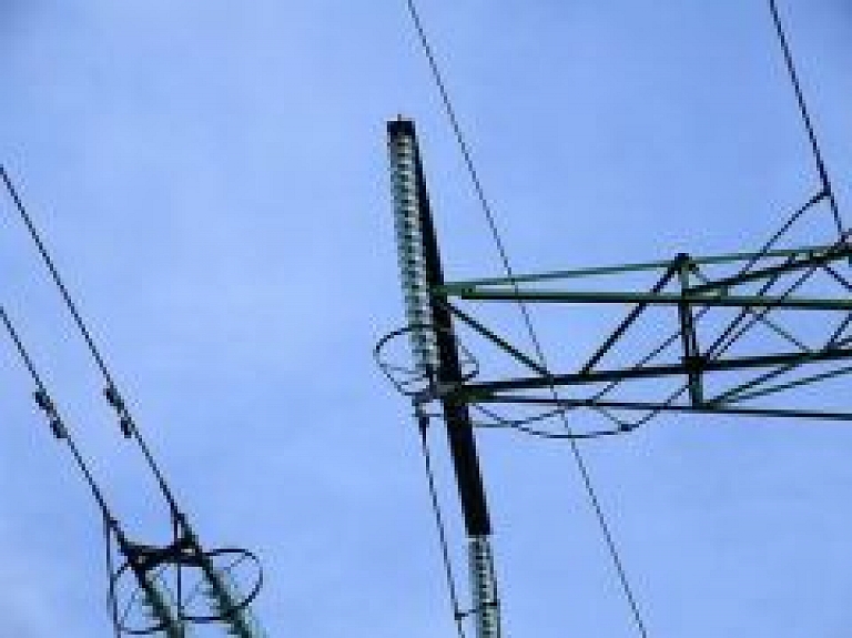 Daugavpilī izpletņlēcējs ielido augstsprieguma elektrolīnijā
