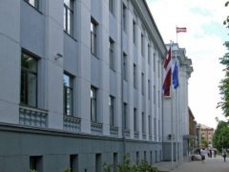 "Uzvaras dienas" mītiņā Jelgavā aplausus izpelnās pašvaldības kritika