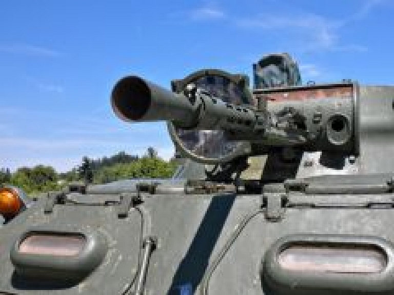 Baltkrievijas muitnieki neļauj ievest no Latvijas tanku "T-34"