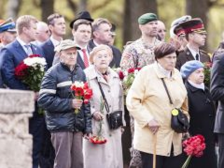 Piemiņas pasākumā Brāļu kapos pulcējas ap 200 cilvēku