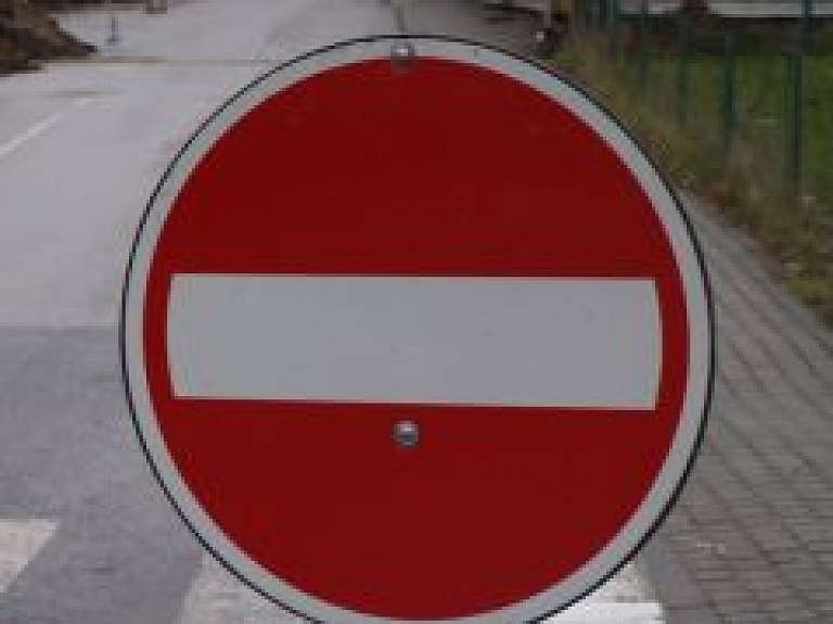 Uz laiku slēgs J.Poruka un Valmieras ielas pārbrauktuves