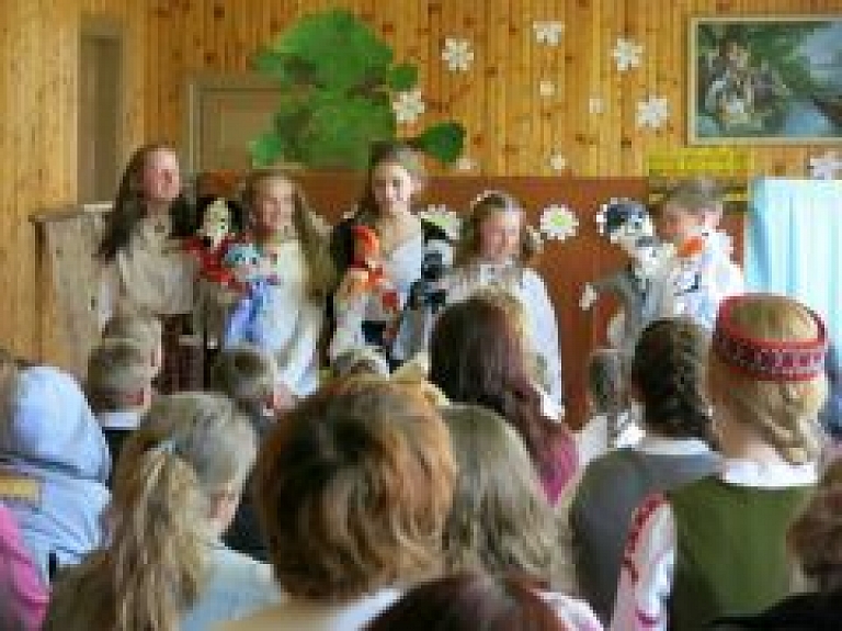 Upītes pamatskolas audzēkņi sveic māmiņas