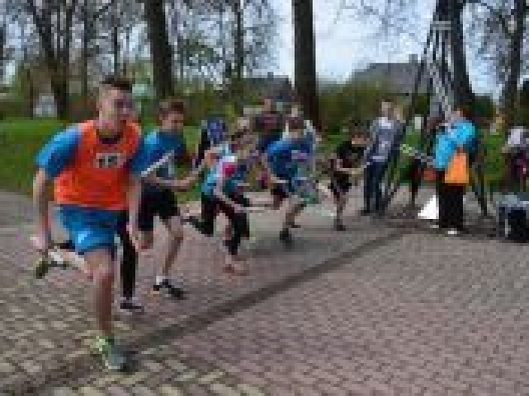 Atkal tiekamies ielu stafešu skrējienā.