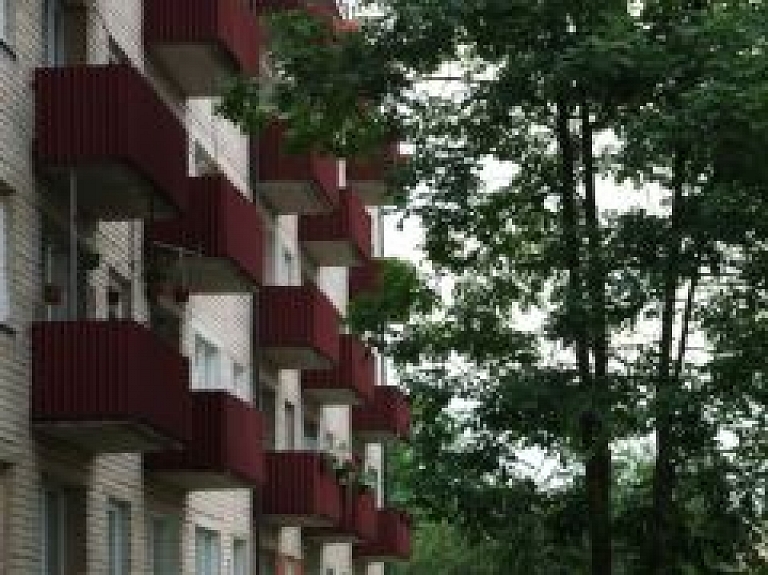 Vīrietis Vidzemē gūst traumas, mēģinot pārvietoties starp balkoniem