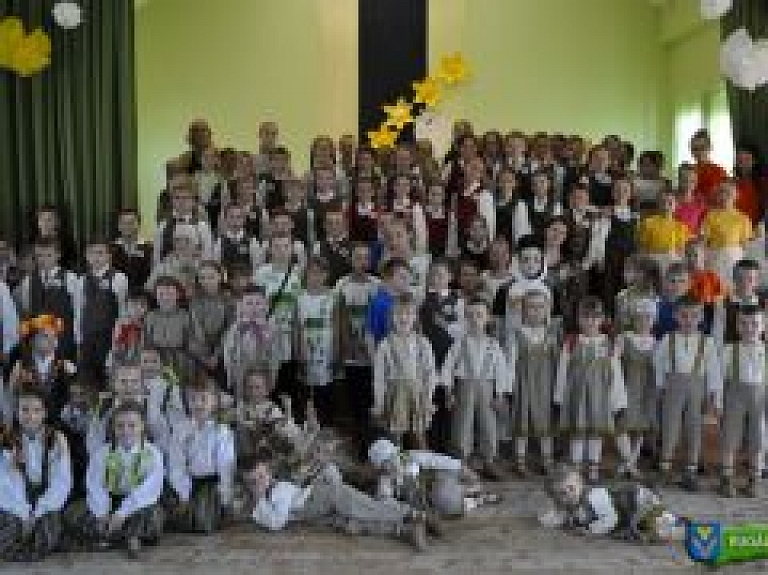 Mazie dejotāji tiekas Lazdukalnā