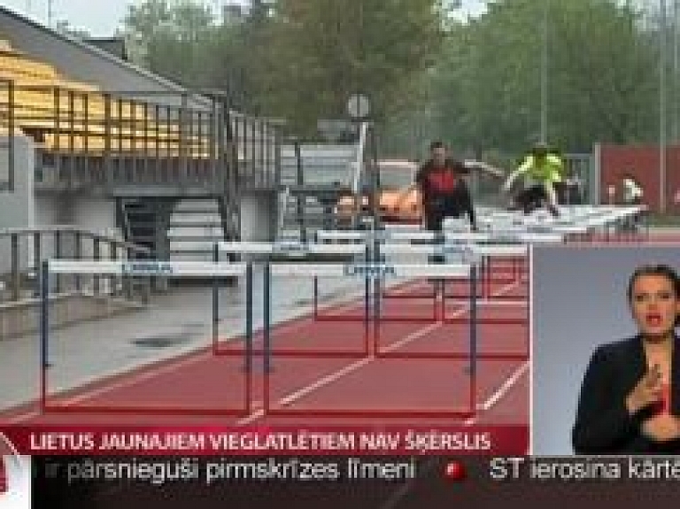 Lietus jaunajiem vieglatlētiem nav šķērslis
