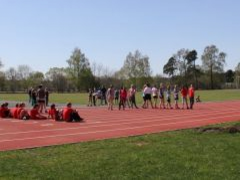 Nūjotājus un skriet gribētājus aicina pulcēties Lauktehnikas stadionā