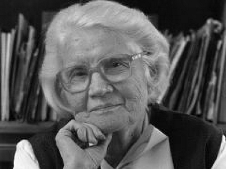 Angļu valodā izdota Melānijas Vanagas grāmata "Veļupes krastā"