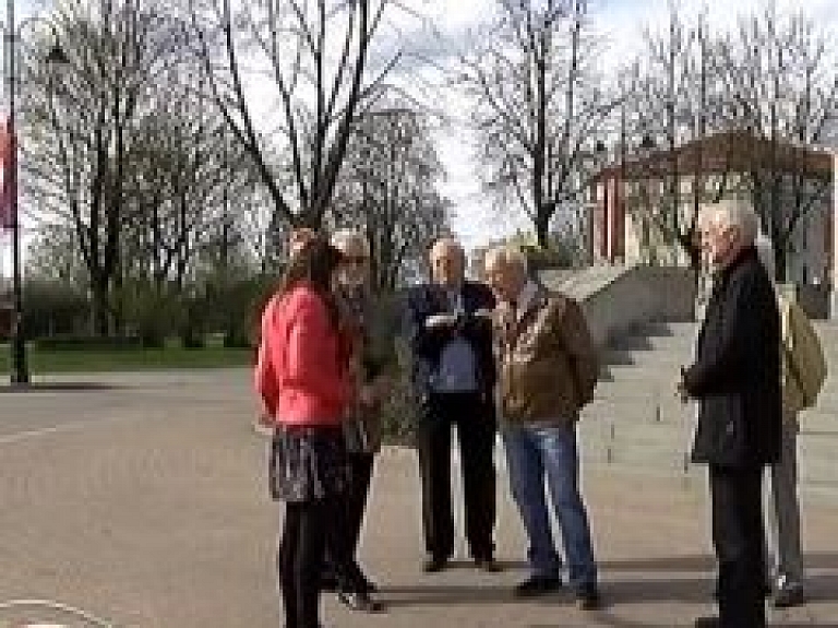 Cēsnieki 4.maijā pulcējās Vienības laukumā