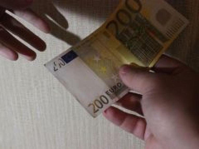 Pērn Latvijā atklātas 968 viltotas banknotes un 351 viltota monēta