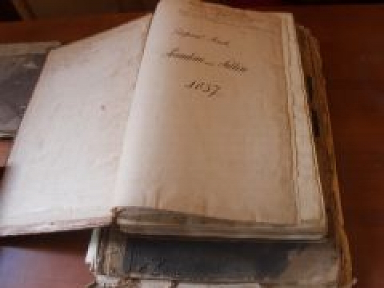 Piešķir 2290 eiro Ģertrūdes fon den Brinkenas romāna iespiešanai