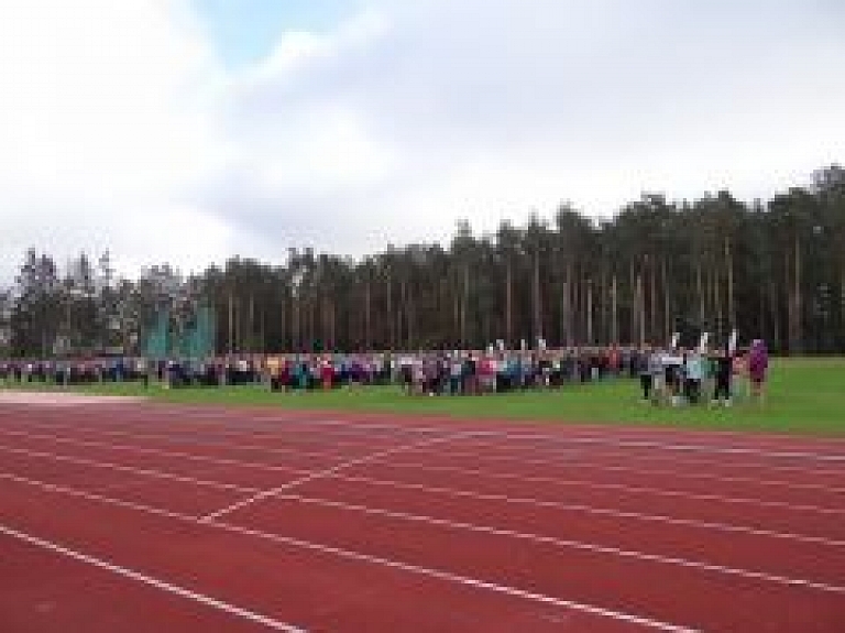 Neredzīgie jaunieši un viņu draugi sporto Kuldīgā