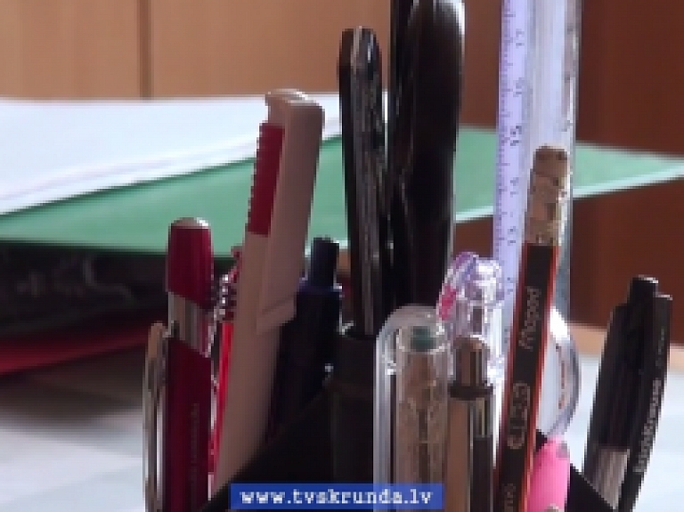 Skrundas TV: Skrundas vidusskolā piešķir stipendiju