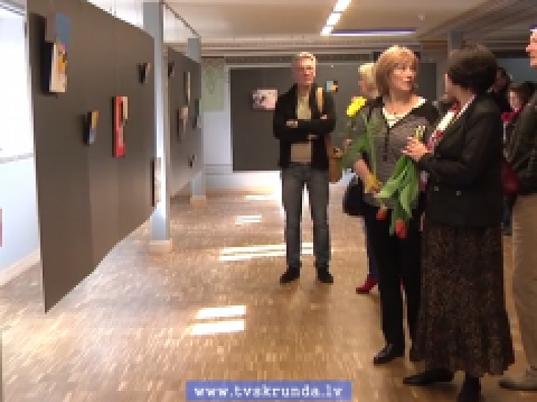 Skrundas TV: Laura Mīlbreta gleznu izstāde Kuldīgā