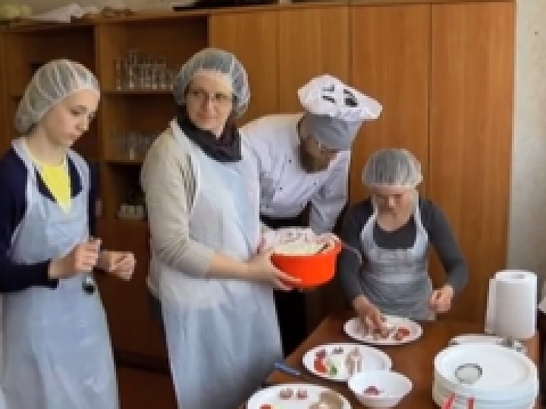 Vidzemes TV:  Vidzemes pamatskolu skolēni Valmieras tehnikumā iepazīstas ar dažādām profesijām