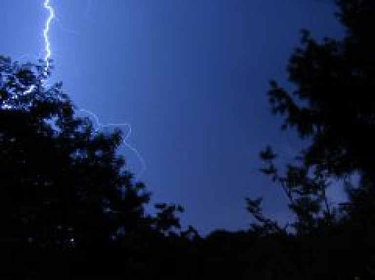 Taurenes pagastā dedzis koks