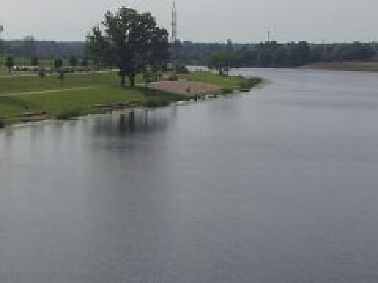 Jelgavā ūdenslīdēji tīra jaunās Lielupes peldvietas gultni