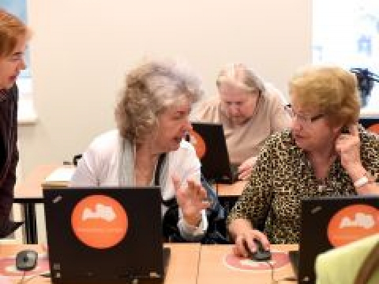 Cēsu seniorus aicina reģistrēties projektā "Pieslēdzies, Latvija!"