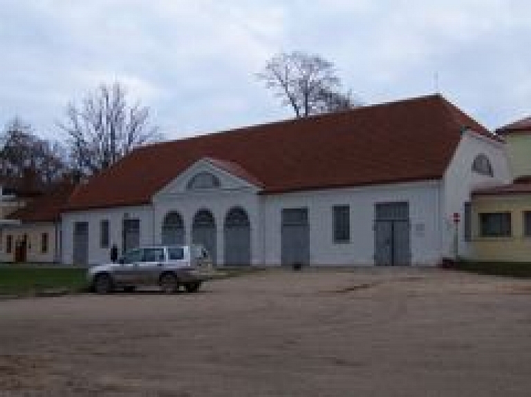 Izstāžu namā skatāma mākslinieku Postažu dzimtas izstāde "Visi kopā"