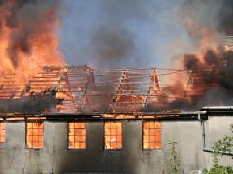 Naktī Daugavpilī nodeg dzīvojamā māja