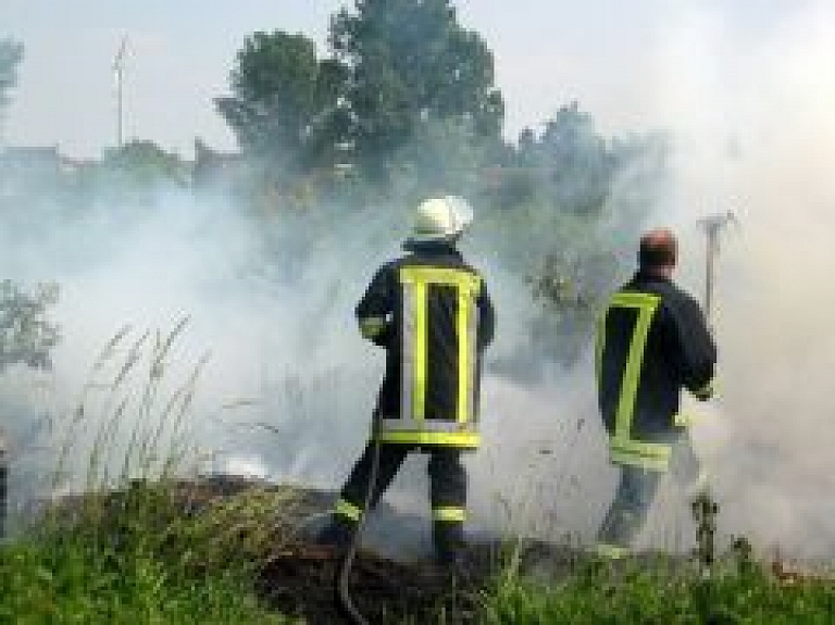Susāju pagastā piecu hektāru platībā degusi sausā zāle