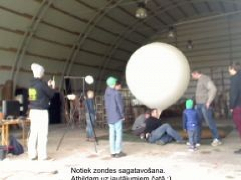 Cēsu lidlaukā veiksmīgi palaista kosmiskā zonde "Zinoo-3"