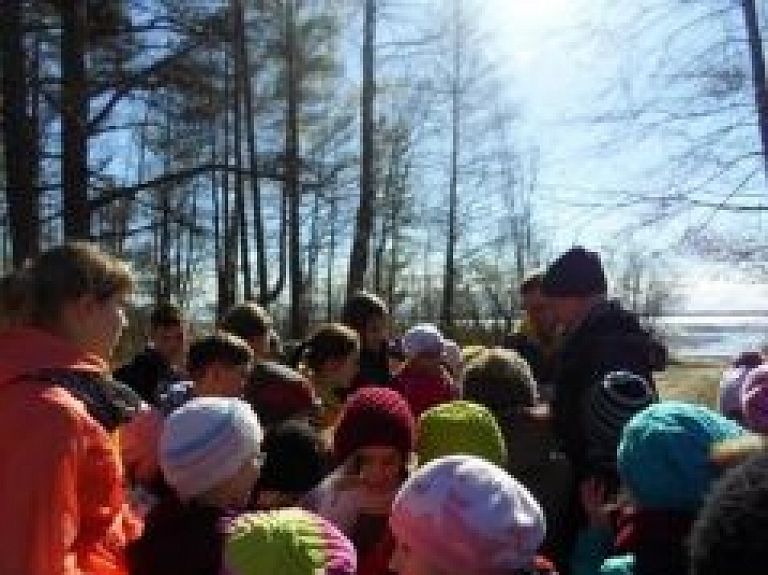 Salacgrīvas skolēni devās putnu vērošanas ekskursijā