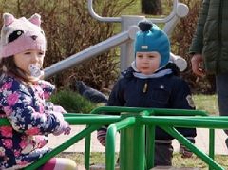 Daugavpilī bērnu rotaļu laukumu uzstādīšana jāpabeidz maija vidū