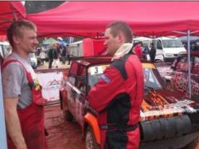 Naukšēnietis sezonu Latvijas un Baltijas čempionātā autokrosā uzsāk ar uzvaru