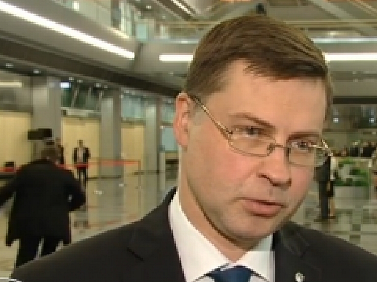 Dombrovskis: Latvijai jāsamazina nodokļi darbaspēkam