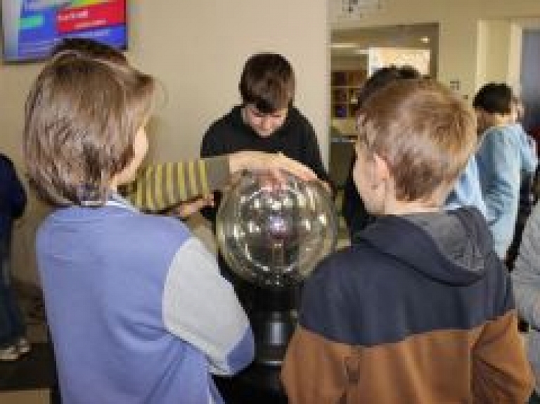 Jelgavnieki stāv rindā, lai izmēģinātu "AHHAA" eksponātus