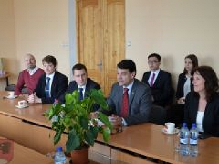 Zviedrijas vēstniekam demonstrē filmu par Balvu pagasta iedzīvotāju