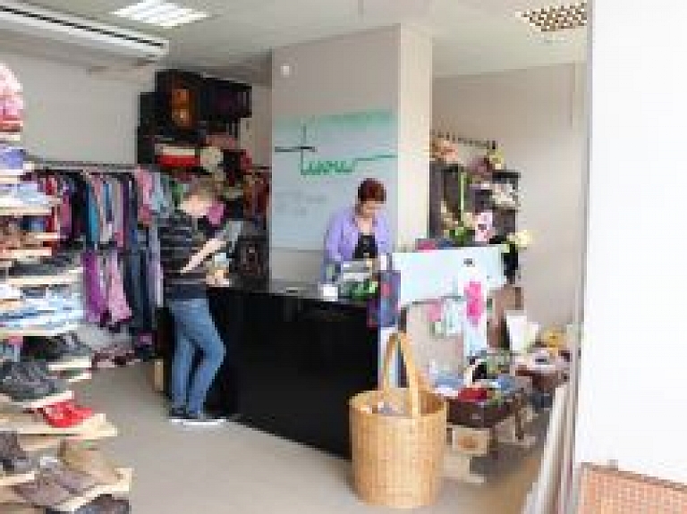 Labdarības veikals Pasta ielā gaida pircējus un ziedotājus