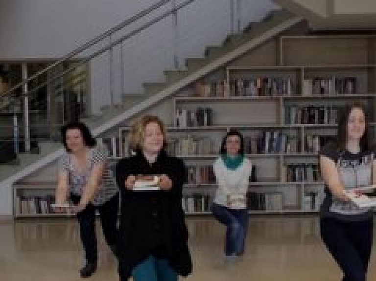 Video: Valmieras bibliotēkā tapusi unikāla deja