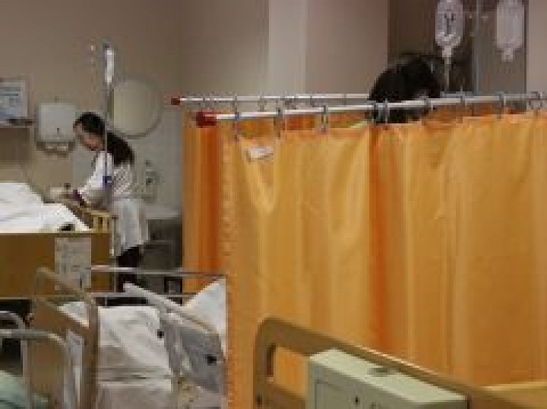 Vīrietis gūst apdegumus, cenšoties nodzēst aizdegušos gultu