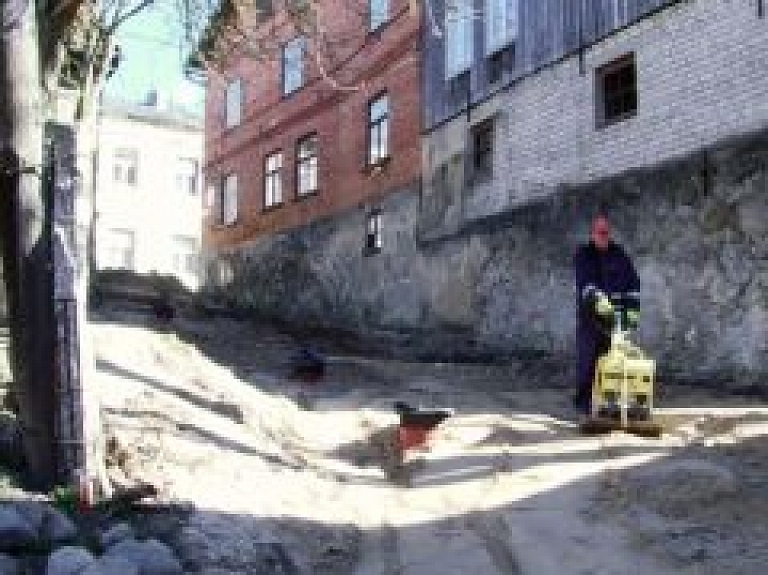 Atjauno Kalēju ielu Talsos