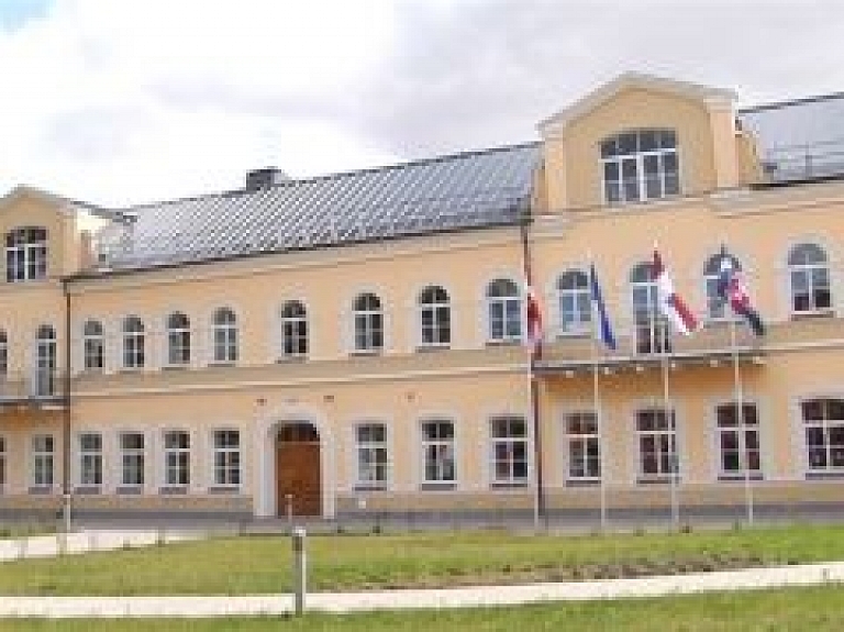 Daugavpils Dizaina un mākslas vidusskolā "Saules skola" atklāja izstādi