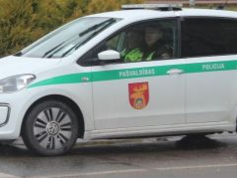 Izsauc Pašvaldības policiju, lai tiktu uz "Ģintermuižu"