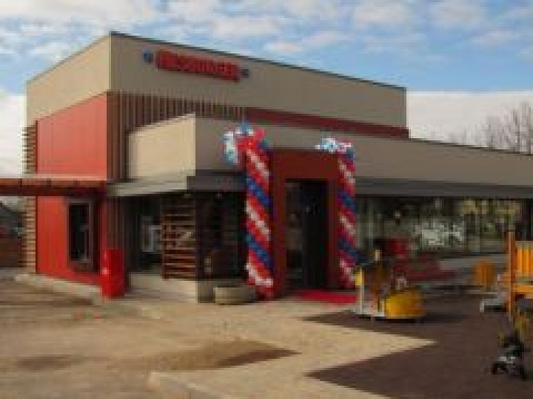 Investējot miljonu eiro, "Hesburger" atklāj pirmo restorānu Tukumā