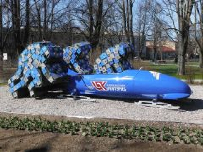 Pēc remonta puķu dobē atgriežas bobsleja kamanas