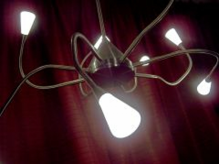 Atsitoties pret griestu lampu, Vidzemē meitenīte gūst galvas traumas
