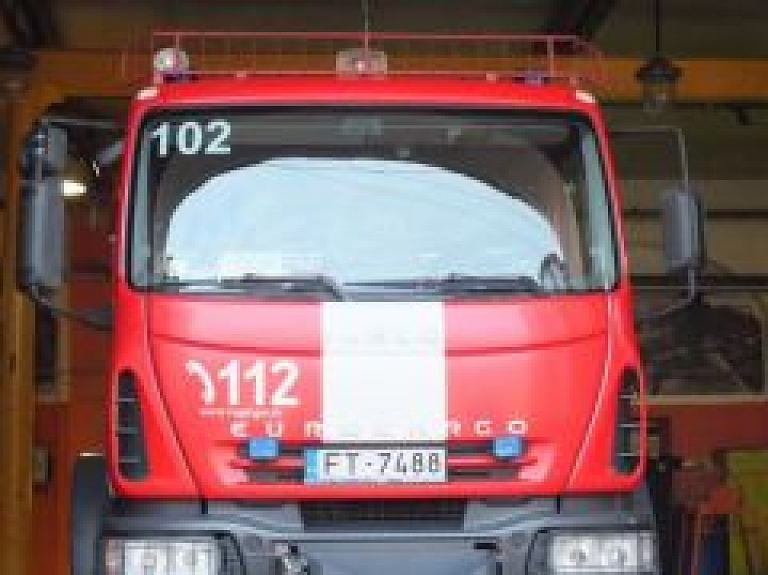 Viršu ielā ēkai dedzis jumts un ārsiena