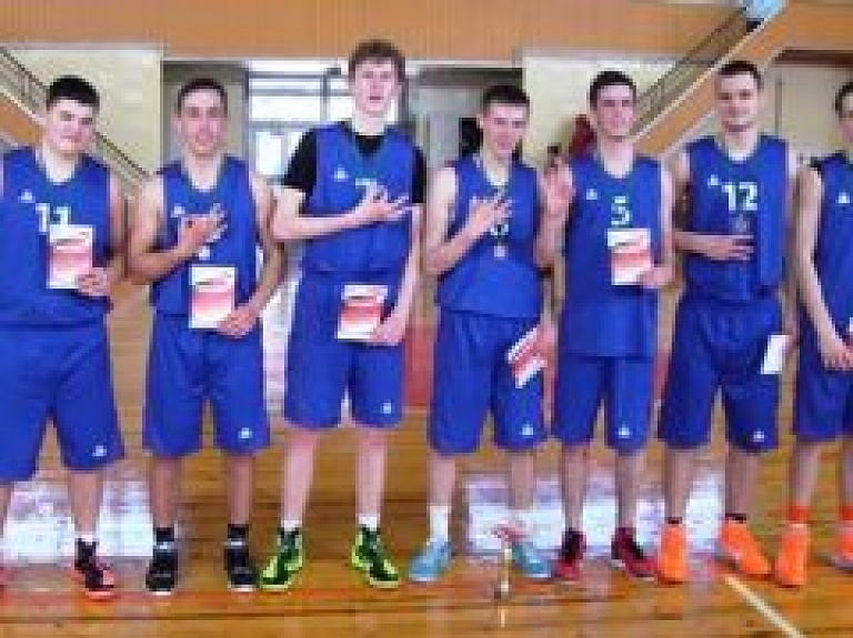Valmieras Valsts ģimnāzijas basketbolisti izcīna trešo vietu valstī