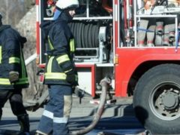 Ludzā divstāvu dzīvojamā mājā dedzis jumts