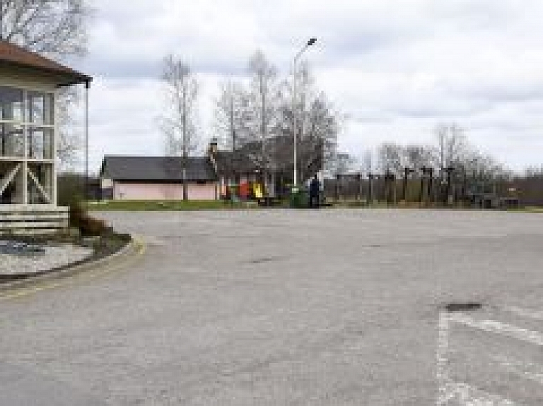 Kuldīgā atjaunos stāvlaukumu pie kafejnīcas "Pīlādzītis"