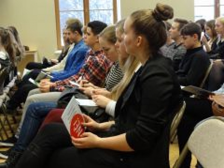 Cēsu Valsts ģimnāzijas skolēni startē Prāgas debašu turnīrā